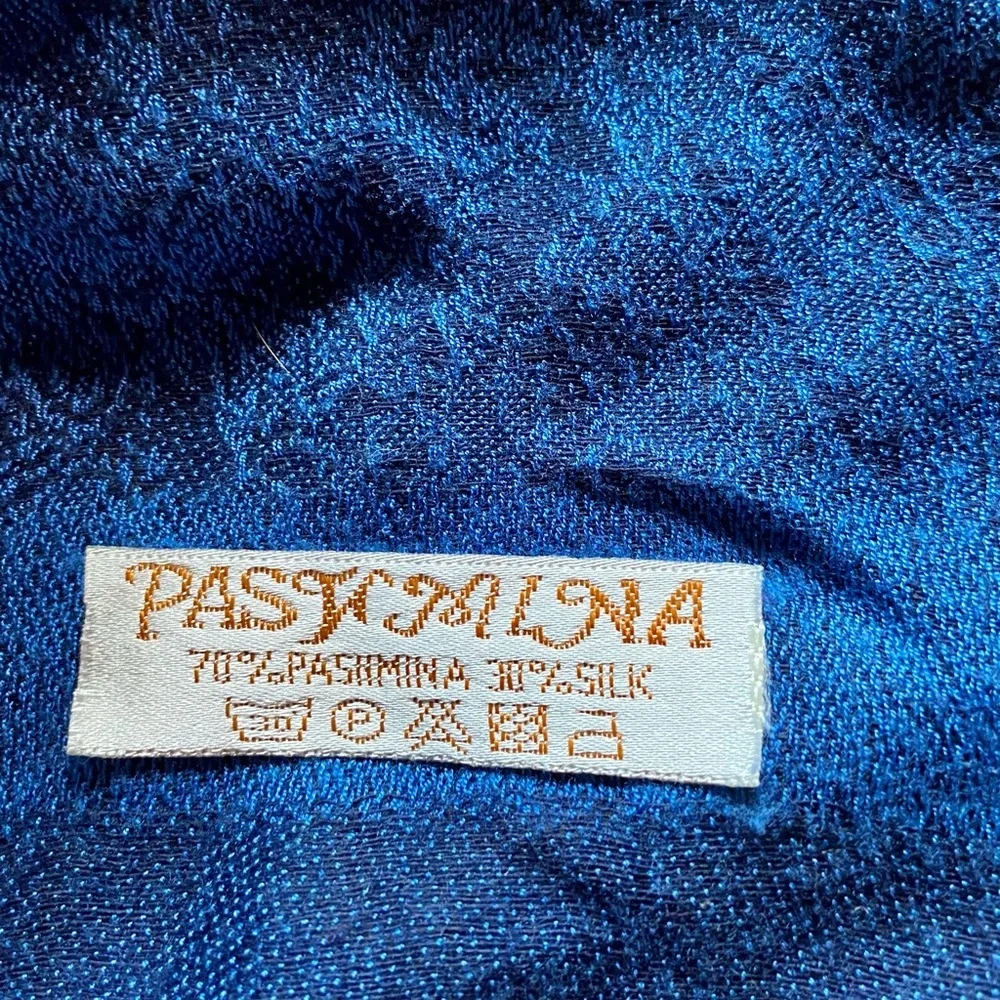⚜️Pashmina Scarf in Blue Paisley Pattern⚜️ - Picture 5 of 5